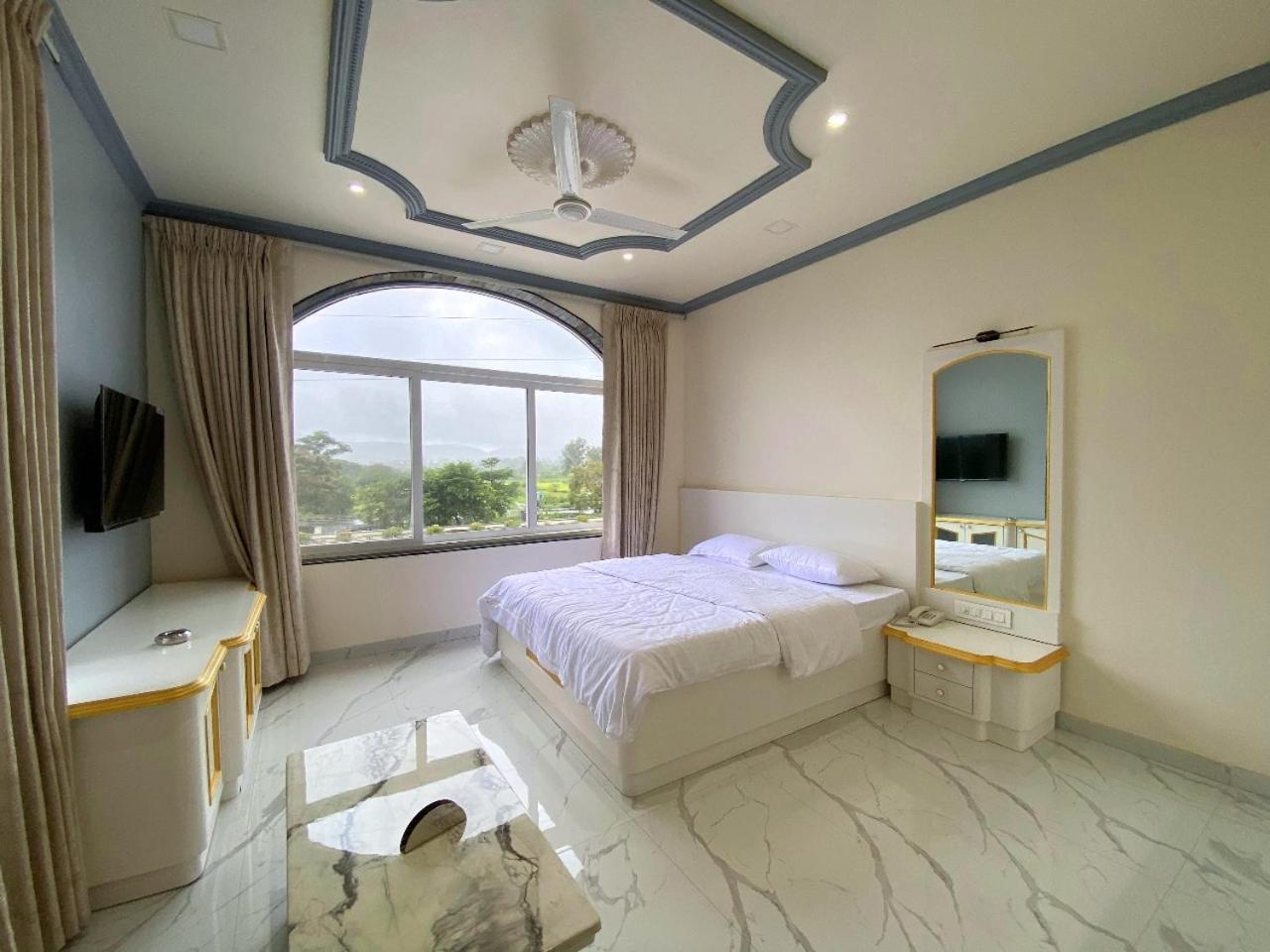 Vedika Garden Hotel Lonavala Ngoại thất bức ảnh