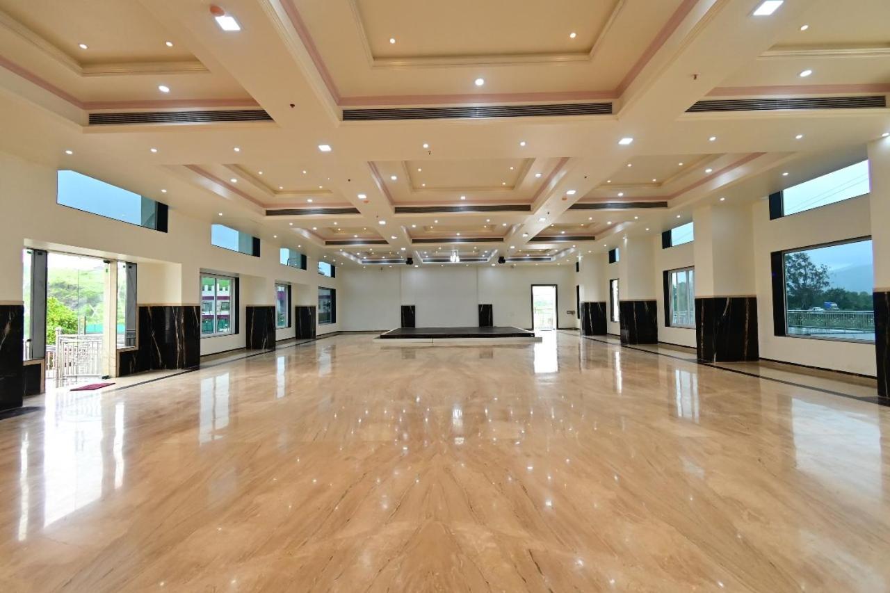 Vedika Garden Hotel Lonavala Ngoại thất bức ảnh