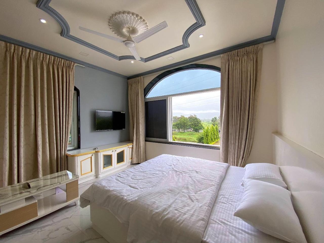 Vedika Garden Hotel Lonavala Ngoại thất bức ảnh
